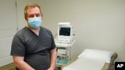 Studenti i mjekësisë Ian Peake në Klinikën e Grave në Tulsa, Oklahoma (11 prill 2022)