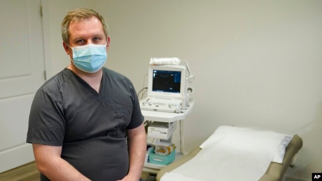 Studenti i mjekësisë Ian Peake në Klinikën e Grave në Tulsa, Oklahoma (11 prill 2022)