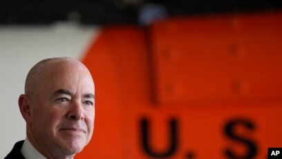 El secretario de Seguridad Nacional de EEUU, Alejandro Mayorkas, habla mientras entrega premios a los empleados del Departamento de Seguridad Nacional, el 13 de abril de 2022, en la Estación Aérea de la Guardia Costera de Miami, en Opa-locka, Florida.