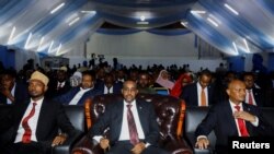 Waziri mkuu wa Somalia Mohamed Hussein Roble -katikati- ahudhuria sherehe za kuapishwa kwa wabunge wepya mjini Mogadishu, April 14, 2022. Picha ya Reuters