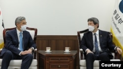방한 중인 성 김(왼쪽) 미 국무부 대북특별대표가 19일 통일부 청사에서 이인영 장관을 예방하고 있다. 
