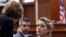 Aktris Amber Heard paret devan tribinal awondisman Fairfax la nan vil Fairfax nan eta Vijini, 13 Avril 2022. 