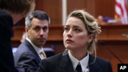 L'actrice Amber Heard apparaît dans la salle d'audience du palais de justice à Fairfax, en Virginie, le 13 avril 2022.