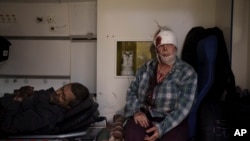 Thường dân bị thương ngồi trong xe cấp cứu trước khi được đưa đến bệnh viện sau một cuộc tấn công của Nga ở Kharkiv, Ukraine, ngày 16 tháng 4 năm 2022.