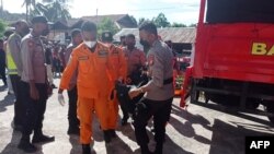 Tim SAR membawa jenazah korban kecelakaan truk di gunung terpencil di Manokwari, provinsi Papua Barat, 13 April 2022.(Foto: Handout/ Tim SAR Manokwari/ AFP) 