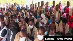 Des élèves du lycée Rialé de Tenkodogo au lancement de la caravane Oskimo Tour, Ouagadougou le 18 avril 2022 (VOA/Lamine Traoré)