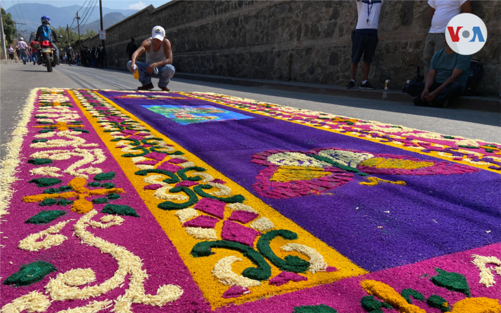 Las alfombras de aserrín son las más llamativas en Guatemala. Sus colores y diseños son una muestra de fe, devoción y agradecimiento a Jesús por sus bendiciones. Las realizan para engalanar el paso de las procesiones.