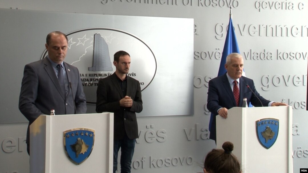 Ministar unutrašnjih poslova Kosova Đeljalj Svećlja (desno) i generalni direktor Policije Kosova Samedin Mehmeti na konferenciji za novinare u Prištini (Foto: VOA)