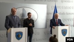 Ministar unutrašnjih poslova Kosova Đeljalj Svećlja (desno) i generalni direktor Policije Kosova Samedin Mehmeti na konferenciji za novinare u Prištini (Foto: VOA)