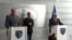 Ministar unutrašnjih poslova Kosova Đeljalj Svećlja (desno) i generalni direktor Policije Kosova Samedin Mehmeti na konferenciji za novinare u Prištini (Foto: VOA)