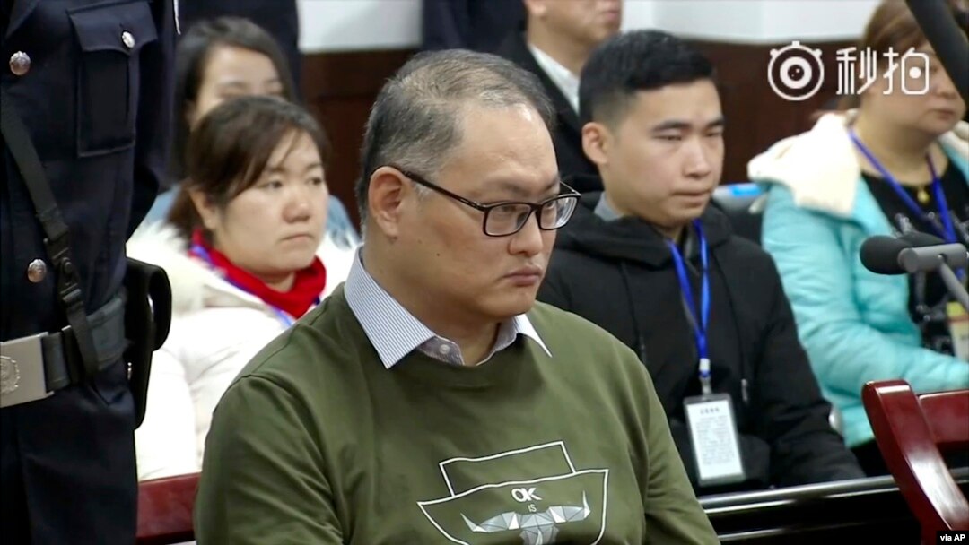 资料照：视频截图显示台湾人权工作者李明哲在中国湖南岳阳中级法院出庭。（2017年11月28日）