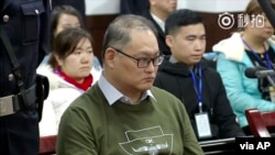 視頻截圖顯示台灣人權工作者李明哲在中國湖南嶽陽中級法院出庭。（2017年11月28日）