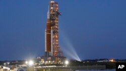 NASA-ina aketa sa svemirskim brodom Orion napušta objekat za montažu na vozilu krećući se sporo na 11 sati dugo putovanje ka podijumu 39B, u Svemirskom centru Kennedy, Florida, 17. marta 2022.