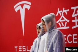 Logo Tesla terlihat pada upacara peletakan batu pertama Tesla Shanghai Gigafactory di Shanghai, China 7 Januari 2019. (Foto: REUTERS/Aly Song)