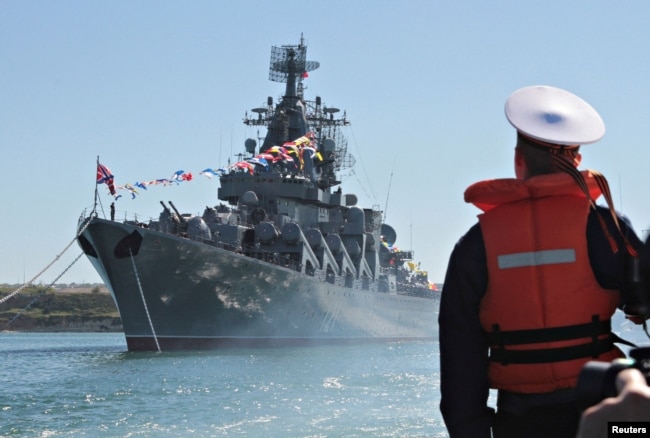 Seorang pelaut berdiri di depan Moskva di pelabuhan Ukraina Sebastopol. (Foto: Reuters)