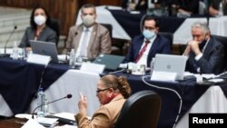 La Fiscal General de Guatemala, María Consuelo Porras, habla durante una reunión con el Comité de Postulaciones para la elección del Fiscal General en Ciudad de Guatemala, el 6 de abril de 2022. 