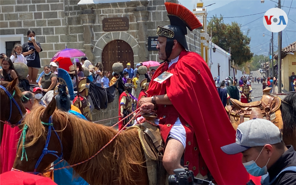 Los romanos reviven las escenas que se vivieron después de la entrega de Jesús, como parte de la procesión de San Cristóbal el Bajo.