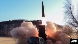 북한이 신형 전술유도무기를 시험발사했다며 17일 사진을 공개했다.