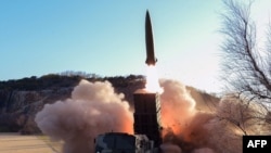 지난 17일 북한 관영 매체가 공개한 '신형 전술유도무기' 시험 발사 장면. (자료사진)