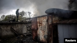 Vatrogasac pokušava da ugasi požar posle ruskog granatirana Harkova (Foto: Reuters/Alkis Konstantinidis)