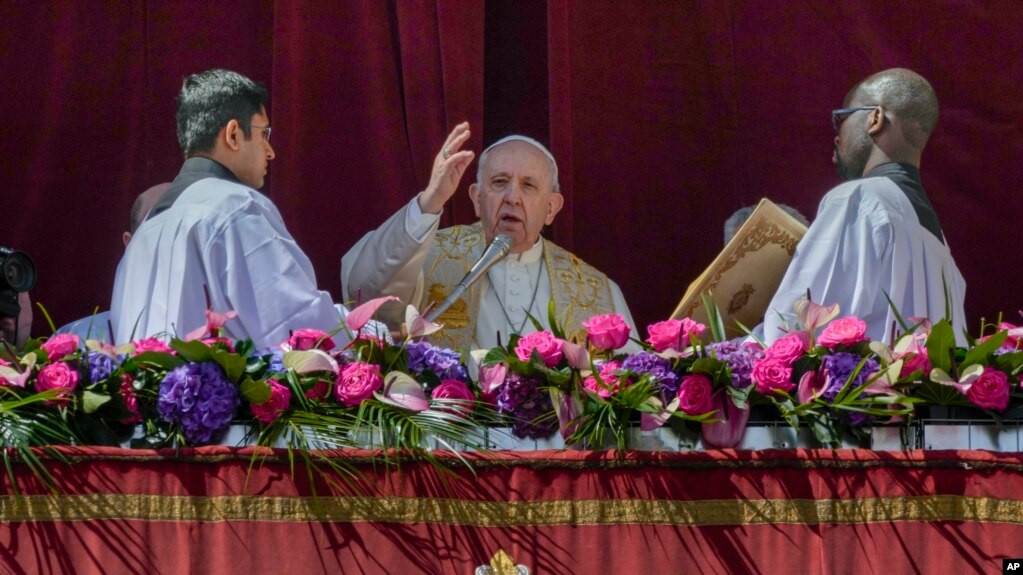 罗马天主教教宗方济各4月17日在“复活节周日”在长时间的弥撒后向在圣彼得广场上的大约5万人发表一年两次的“对全城及全球”文告讲话。(photo:VOA)