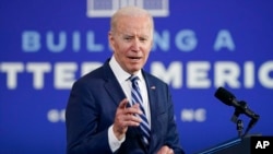 El presidente Joe Biden habla en la Universidad Estatal Técnica y Agrícola de Carolina del Norte, en Greensboro, EEUU, el 14 de abril de 2022.