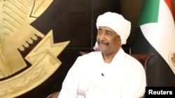 Le général en chef du Conseil souverain du Soudan, Abdel Fattah al-Burhan, répond à des questions lors d'une interview, à Khartoum, au Soudan, le 4 décembre 2021.