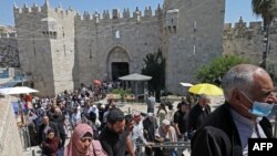Warga Palestina meninggalkan kompleks masjid al-Aqsa melalui Gerbang Damaskus setelah salat Jumat, 15 April 2022. (Foto: GIL COHEN-MAGEN / AFP). 