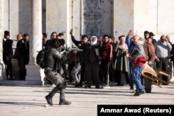 Pasukan keamanan Israel saat bentrok dengan pengunjuk rasa Palestina di kompleks Masjid Al-Aqsha, yang dikenal oleh umat Islam sebagai Tempat Suci dan bagi orang Yahudi sebagai Temple Mount, di Kota Tua Yerusalem 15 April 2022. (Foto: REUTERS/Ammar Awad)