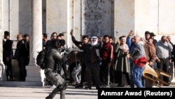 Un membre des forces de sécurité israéliennes face aux manifestants palestiniens dans la vieille ville de Jérusalem, le 15 avril 2022.