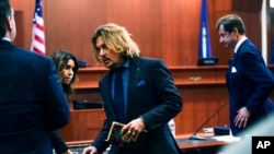 L'acteur Johnny Depp se tient dans la salle d'audience du palais de justice du comté de Fairfax à Fairfax, en Virginie, le 14 avril 2022.