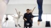 Kader Belarbi (C), chorégraphe du ballet du Capitole de Toulouse, est en répétition le 31 mars 2022.