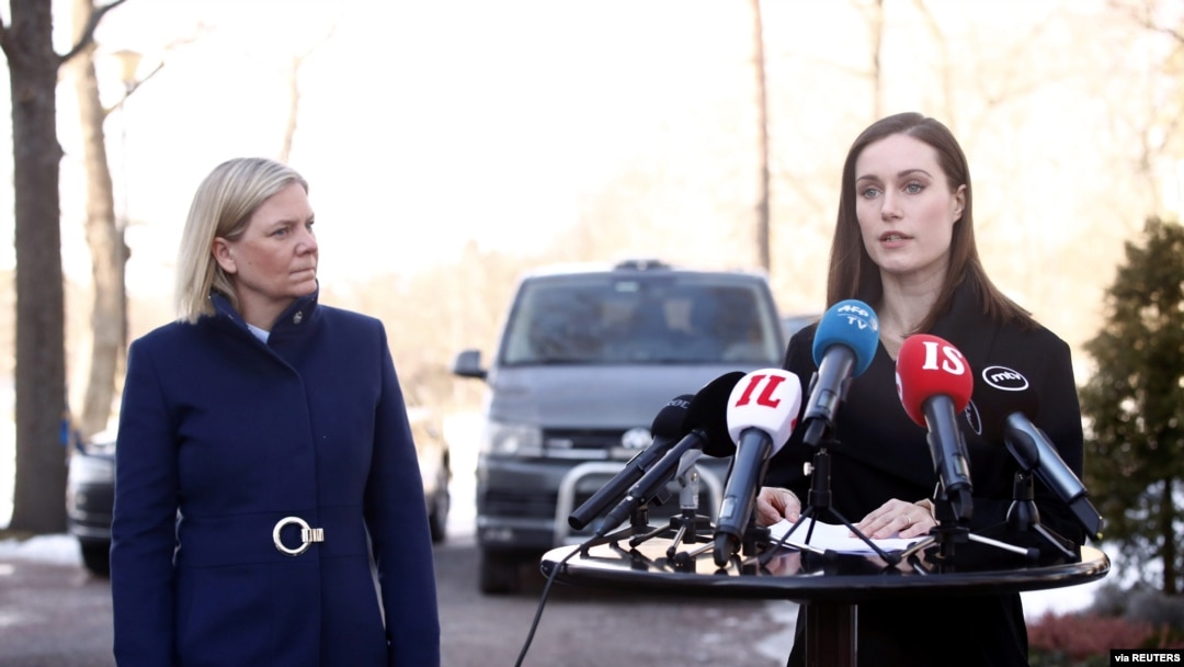 Premijerka Švedske, Magdalena Anderson (L) i premijerka Finske, Sana Marin, uoči zvaničnog sastanka u Stokholmu, Švedska, 13. april 2022