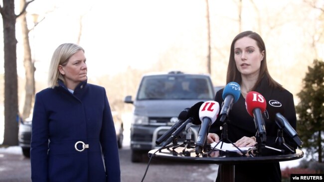 Thủ Tướng Phần Lan (phải) và người đồng nhiệm Thụy Điển trong lần gặp gỡ báo chí tại Helsinki, Phần Lan, 5 tháng Ba, 2022.