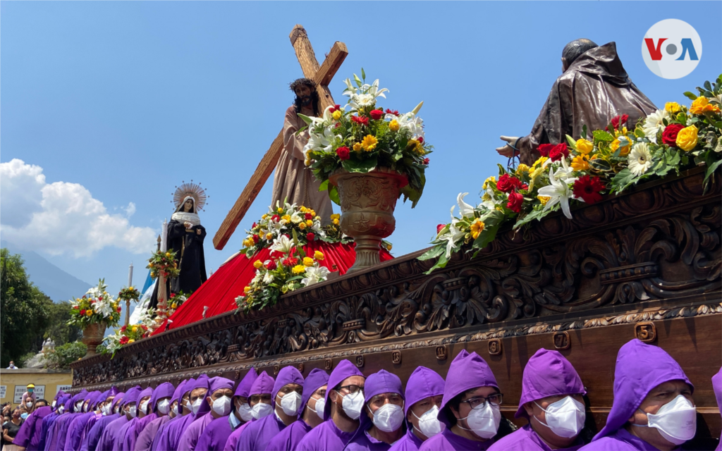 Procesión de Jesús del Perdón sale del templo de San Francisco El Grande, en Antigua Guatemala. Por dos años estuvo suspendida por las restricción de pandemia.