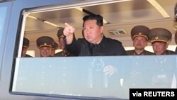 Severnokorejski lider Kim Džong Un gistikulira dok posmatra probno lansiranje nove vrste taktičkog vođenog oružja, na neodređenoj lokaciji, na fotografiji koju je 16. aprila 2022. objavila severnokorejska državna agencija KCNA.