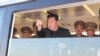 Sjevernokorejski lider Kim Džong Un gestikulira dok posmatra probno lansiranje nove vrste taktičkog vođenog oružja, na fotografiji za koju nije navedeno kada je snimljena, a koju je objavila sjevernokorejska državna agencija KCNA 16. aprila 2022.
