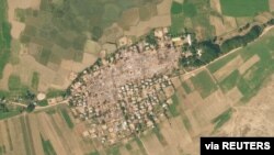 စစ်ကိုင်းတိုင်းဒေသကြီး၊ မင်းကင်းမြို့နယ်၊ ဘင်ကျေးရွာကို စစ်ကောင်စီတပ်တွေက ဖေဖေါ်ဝါရီ ၇ ရက်၊ ၂၀၂၂ က မီးရှို့ဖျက်စီးခဲ့ပုံ ဂြိုဟ်တုကပေးပို့ထားတဲ့မြင်ကွင်း ( Planet Labs PBC )