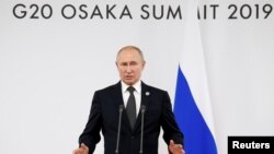 El presidente ruso, Vladimir Putin, habla con los medios de comunicación en la cumbre del G-20 en Osaka, oeste de Japón.
