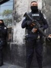 Las pandillas en El Salvador suman más de 100.000 miembros, de acuerdo a datos oficiales. En la imagen aparecen policías fuertemente armados que vigilan las calles del centro de San Salvador, El Salvador, el domingo 27 de marzo de 2022.