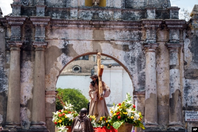 Una estatua de Jesucristo en una carroza durante una procesión del Jueves Santo en la Antigua Guatemala el 14 de abril de 2022.