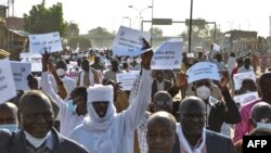 Des partisans du Parti socialiste sans frontières manifestent à N'Djamena, le 18 février 2022.