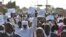 Des partisans du Parti socialiste sans frontières manifestent à N'Djamena, le 18 février 2022.