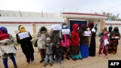 Des migrants africains manifestent contre le Haut Commissariat de l'ONU pour les réfugiés (HCR) en Tunisie près de la frontière libyenne, le 14 février 2022; exigeant leur réinstallation et leur evacuation vers d'autres pays, (AFP/ FATHI NASRI)