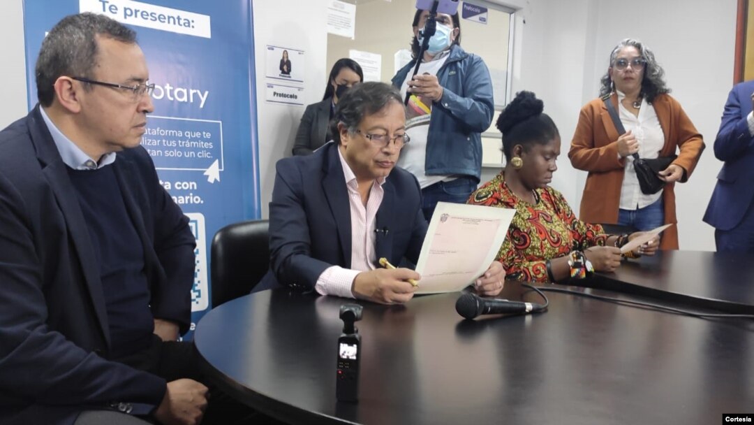 Gustavo Petro invitó a los demás candidatos y candidatas de la contienda electoral a
asumir el mismo compromiso de no expropiación. [Foto: Cortesía campaña Gustavo Petro]