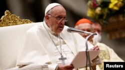 Paus Fransiskus berbicara saat menghadiri Malam Paskah di Basilika Santo Petrus di Vatikan, 16 April 2022. (Foto: REUTERS/Guglielmo Mangiapane)