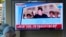 17일 한국 서울역에 설치된 TV에서 북한의 '신형 전술유도무기 발사' 관련 뉴스가 나오고 있다.