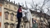 Los trabajadores envuelven una estatua para protegerla en caso de un posible bombardeo, en medio de la invasión rusa de Ucrania, en Leópolis, Ucrania, el 3 de marzo de 2022.
