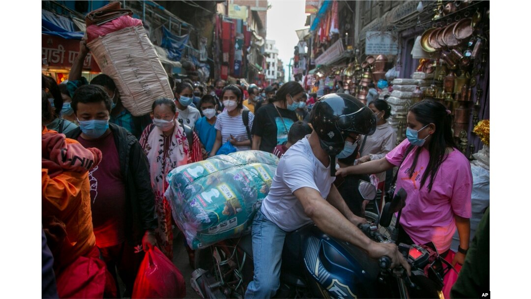 Warga Nepal memadati pasar saat mereka berbelanja di hari pertama festival Dashain di Kathmandu, Nepal, Kamis, 7 Oktober 2021. (Foto: AP)