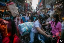 Warga Nepal memadati pasar saat mereka berbelanja di hari pertama festival Dashain di Kathmandu, Nepal, Kamis, 7 Oktober 2021. (Foto: AP)